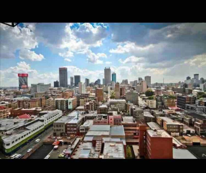 Apartment Cozy Escape Bachelor In Maboneng + Uncapped Wi-fi. Johannesburg