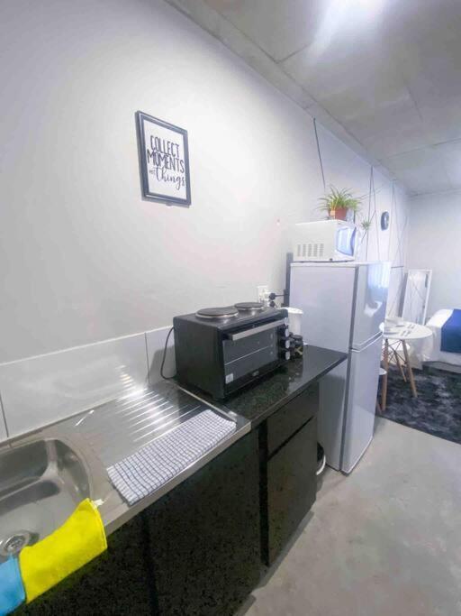 Apartment Cozy Escape Bachelor In Maboneng + Uncapped Wi-fi. Johannesburg