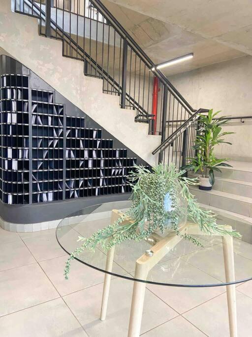 Cozy Escape Bachelor In Maboneng + Uncapped Wi-fi. *