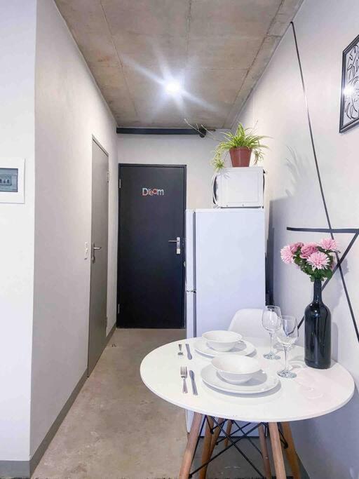 Apartment Cozy Escape Bachelor In Maboneng + Uncapped Wi-fi. *