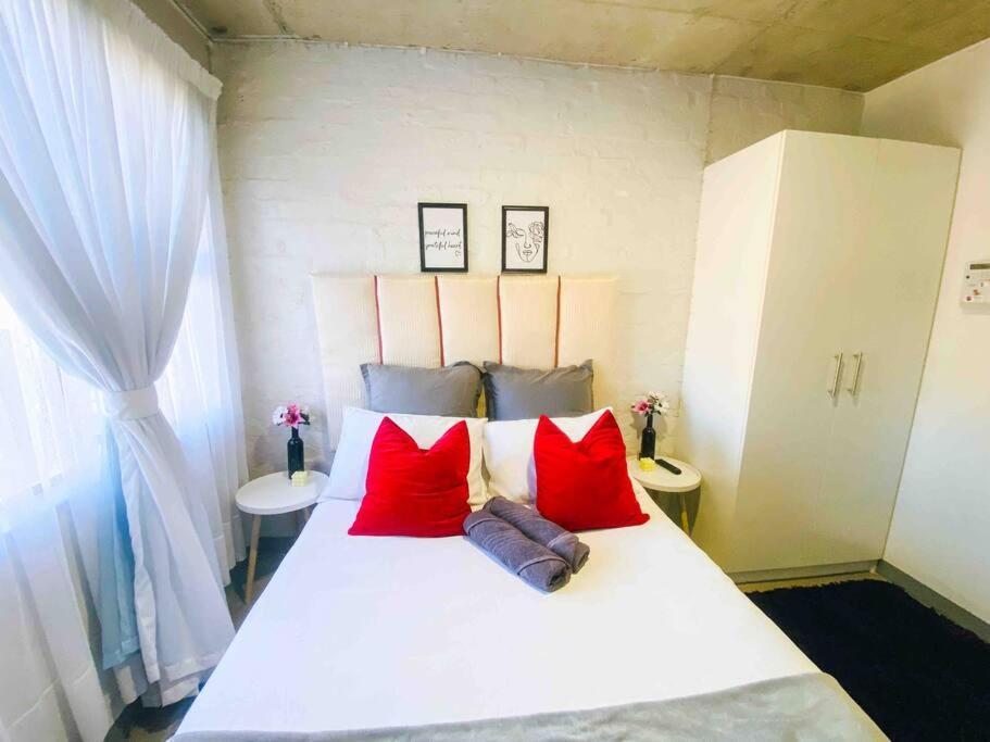 Cozy Escape Bachelor In Maboneng + Uncapped Wi-fi. Johannesburg