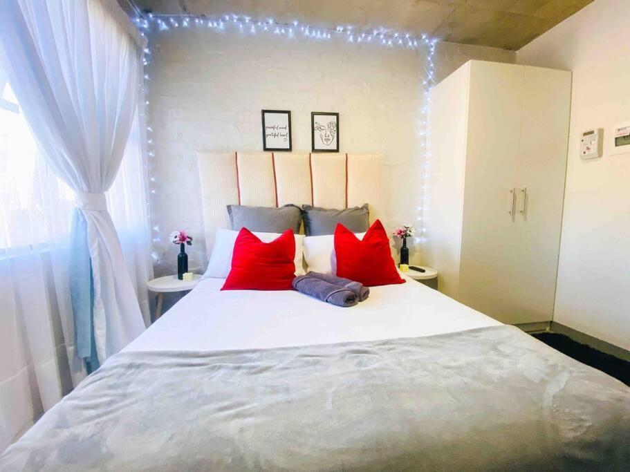 Apartment Cozy Escape Bachelor In Maboneng + Uncapped Wi-fi. *