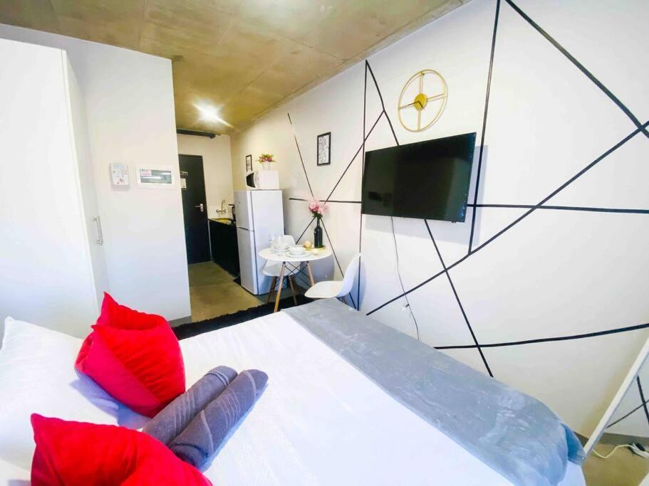 Cozy Escape Bachelor In Maboneng + Uncapped Wi-fi. Johannesburg