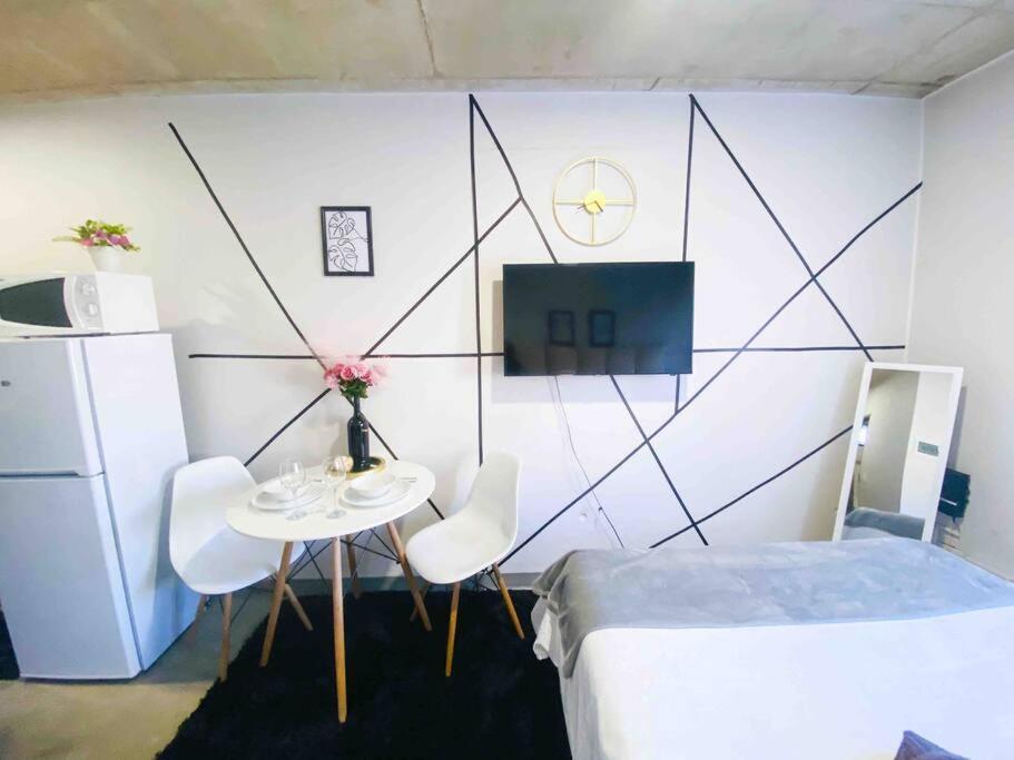 Apartment Cozy Escape Bachelor In Maboneng + Uncapped Wi-fi. *