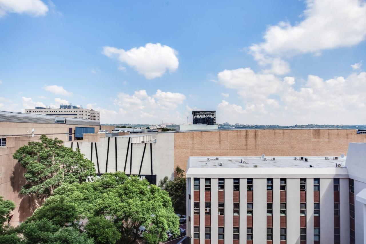Tyrwhitt Serviced In Rosebank Apartment *