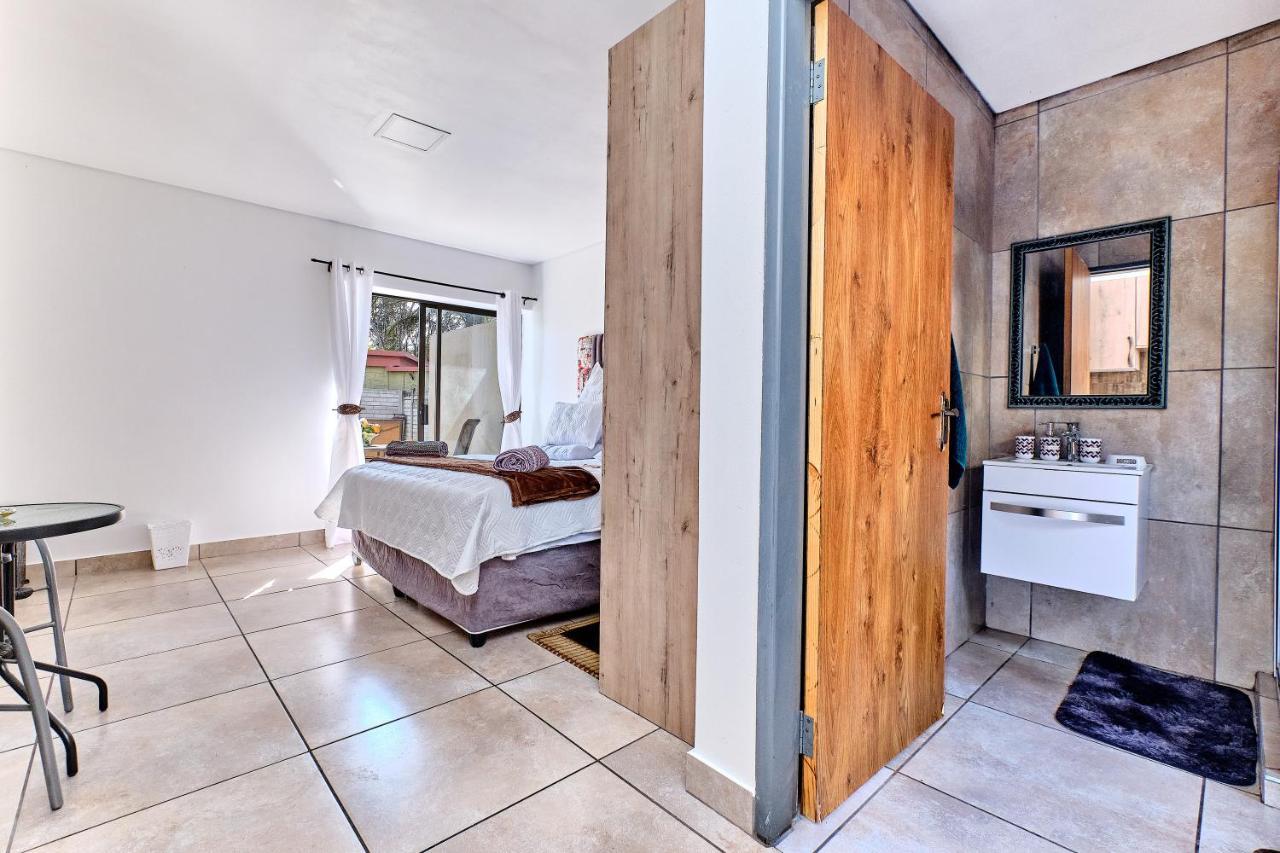 Charming House In Sandton With An Inverter Johannesburg