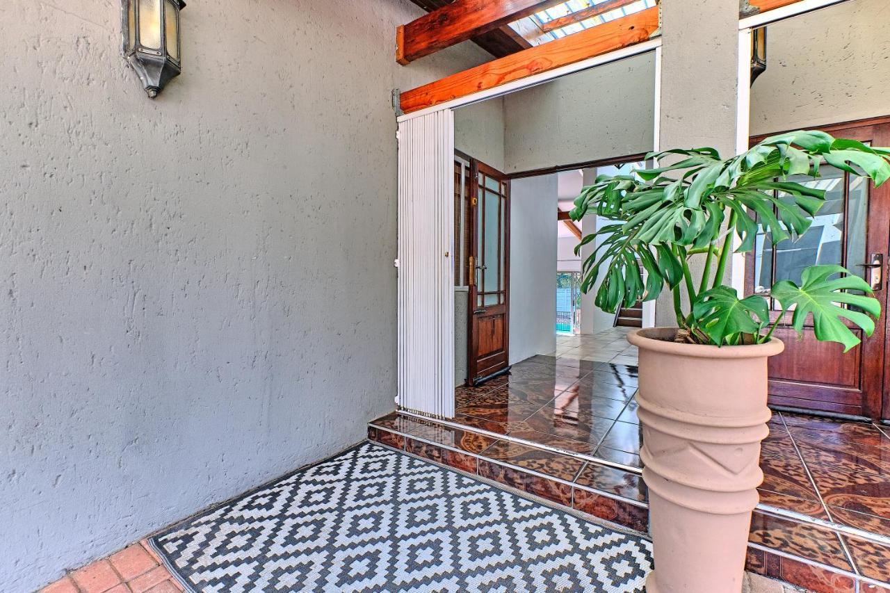Charming House In Sandton With An Inverter