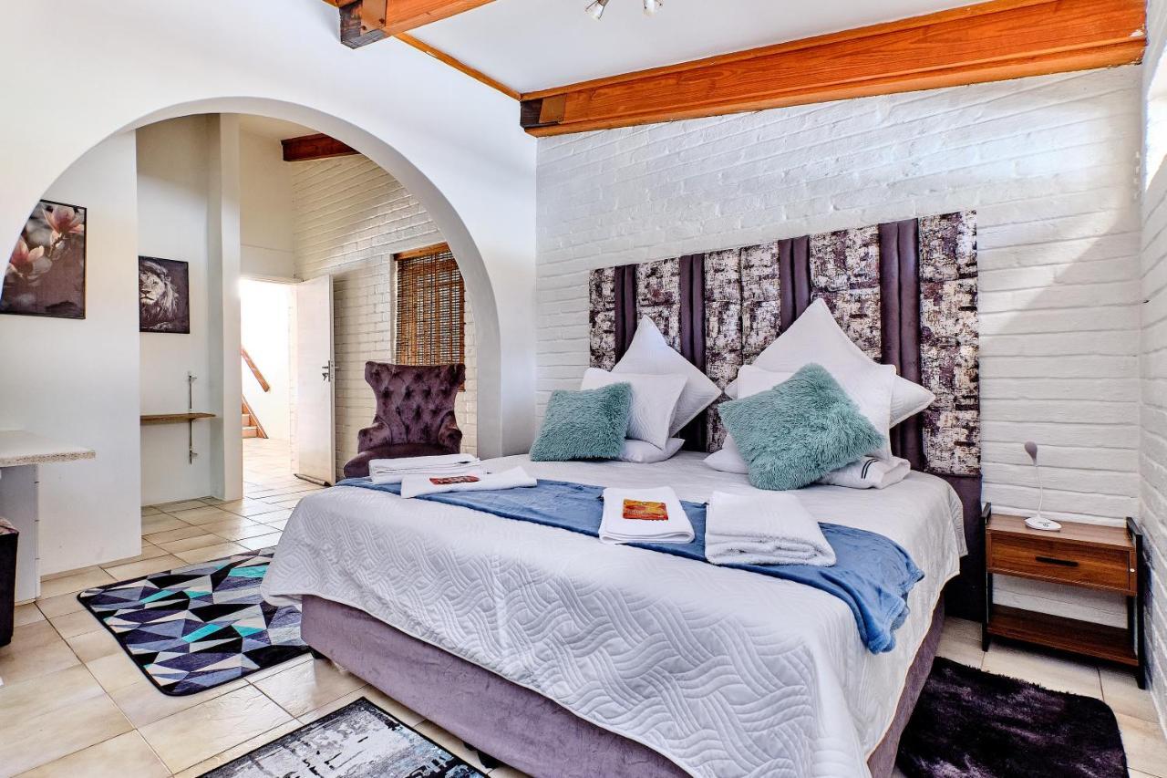 Charming House In Sandton With An Inverter *