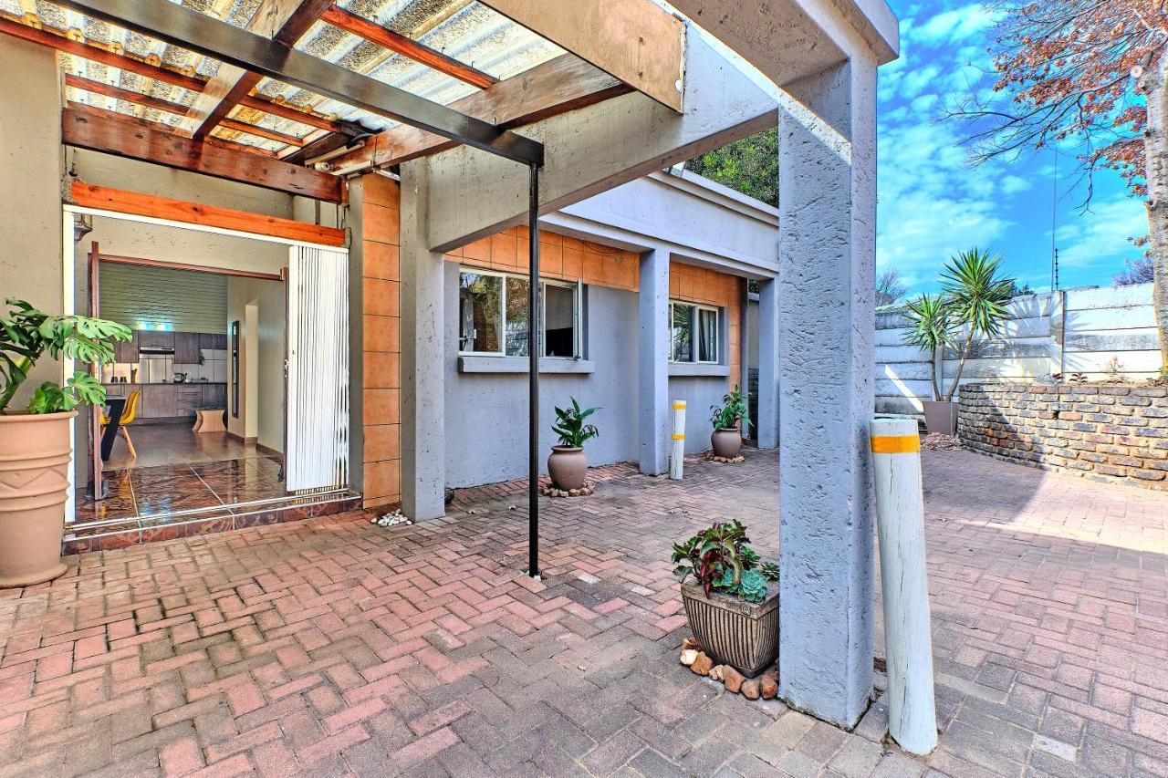 Charming House In Sandton With An Inverter Holiday home