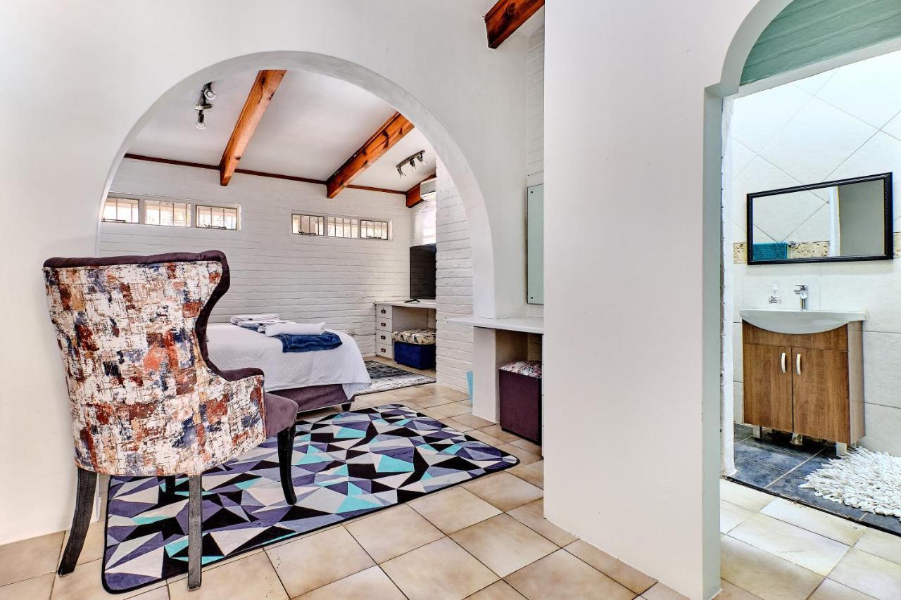 Charming House In Sandton With An Inverter Holiday home