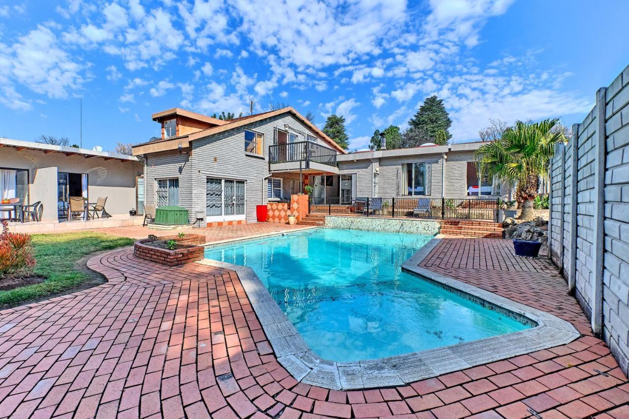 Holiday home Charming House In Sandton With An Inverter *