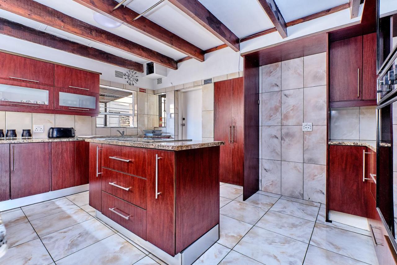Charming House In Sandton With An Inverter *