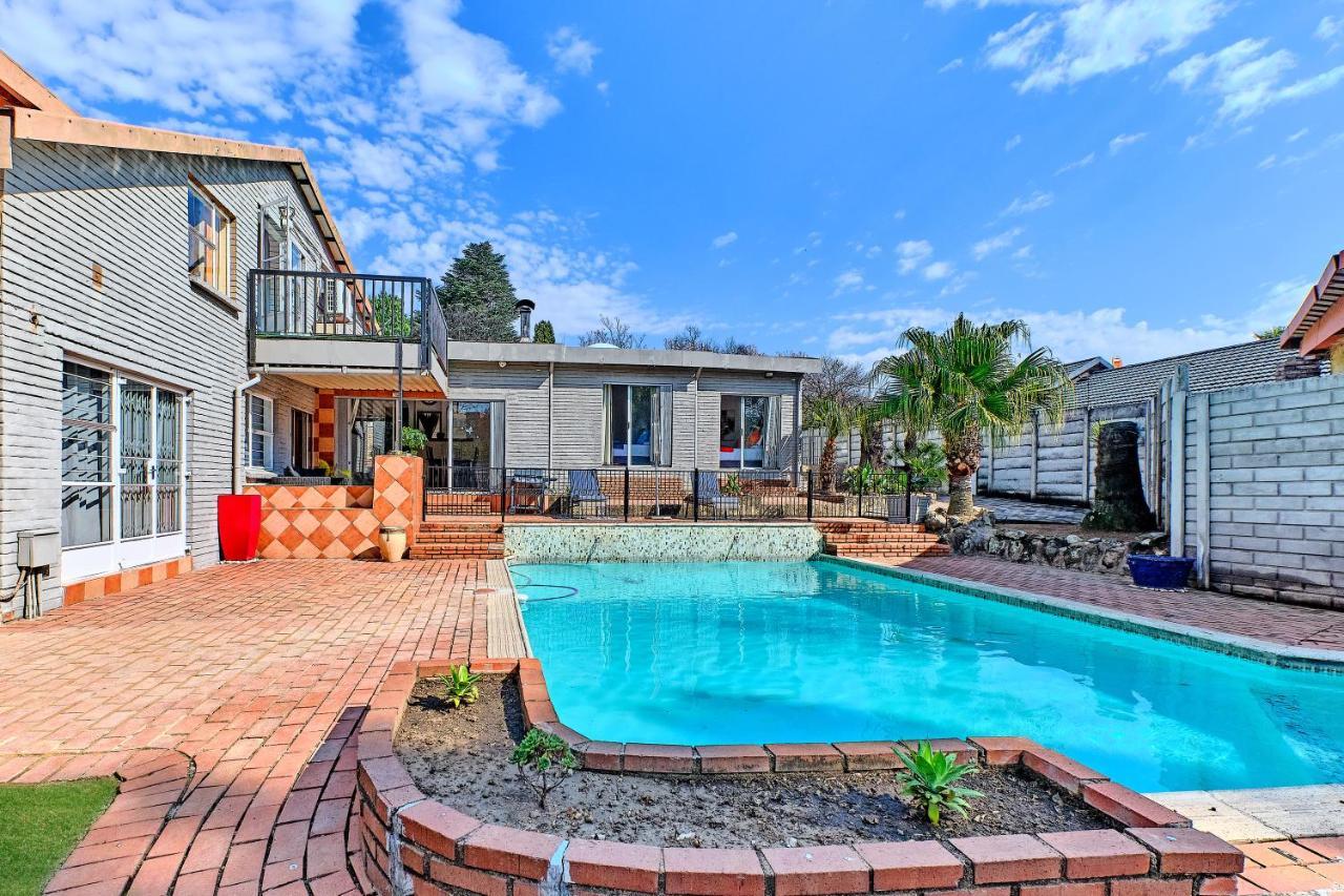 Charming House In Sandton With An Inverter Holiday home *