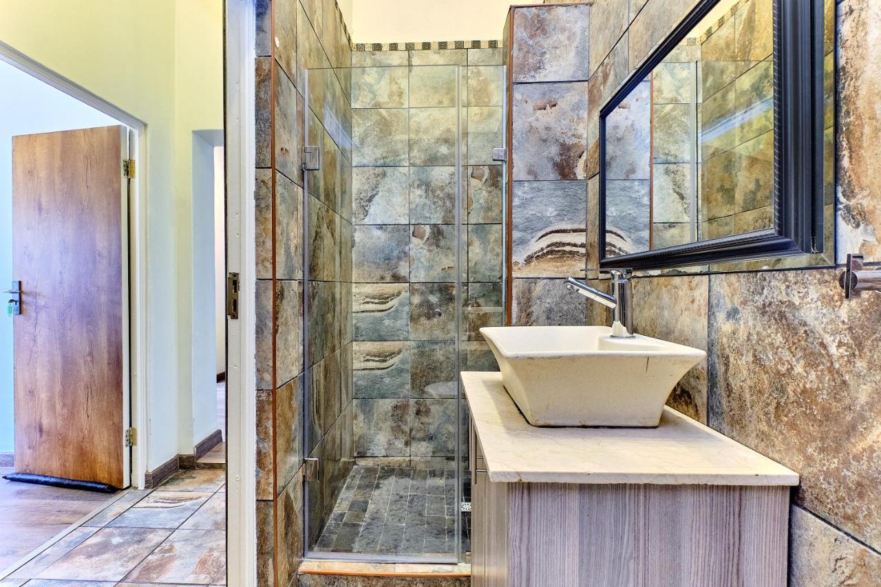 Charming House In Sandton With An Inverter Holiday home