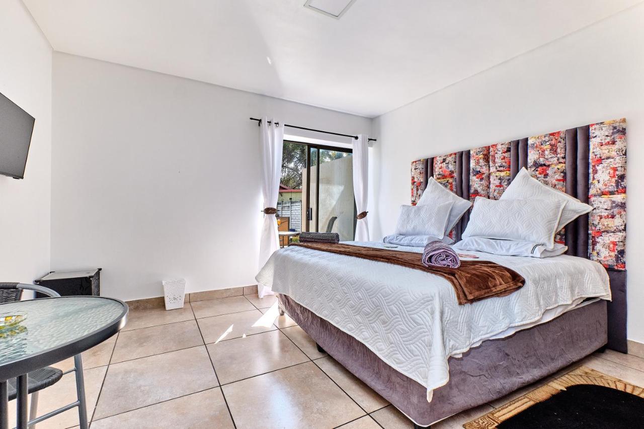 Charming House In Sandton With An Inverter