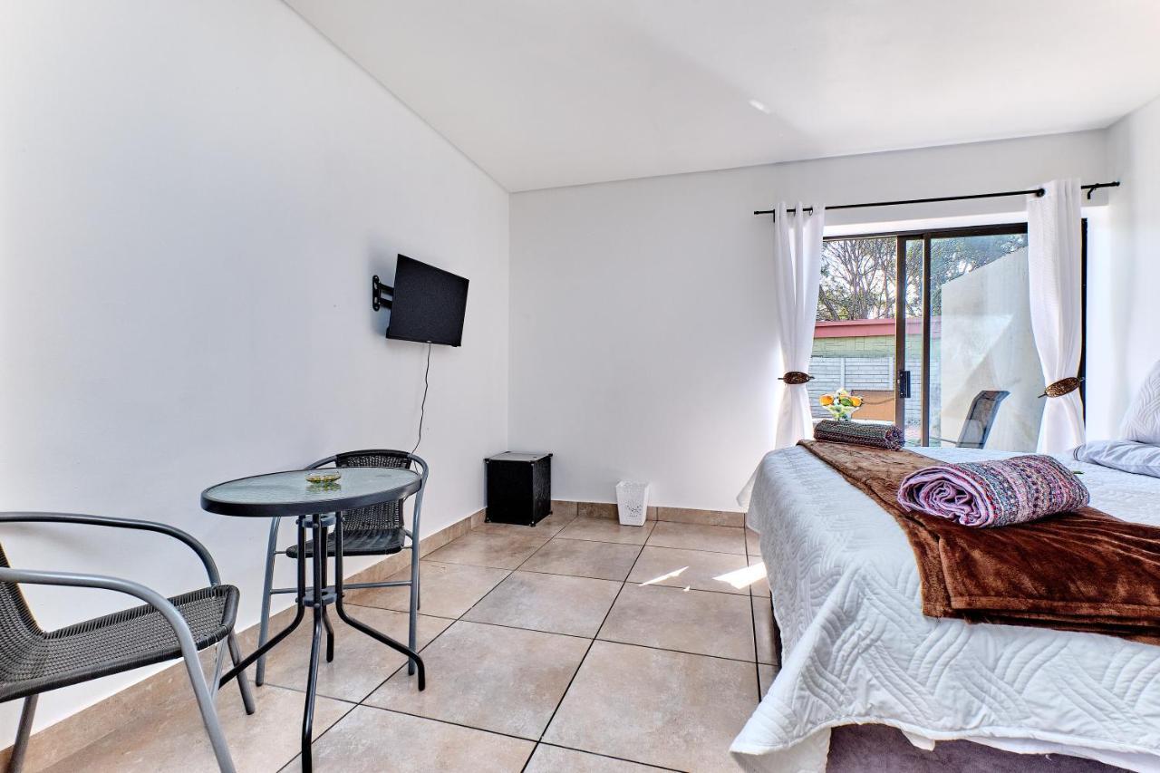 Charming House In Sandton With An Inverter Johannesburg