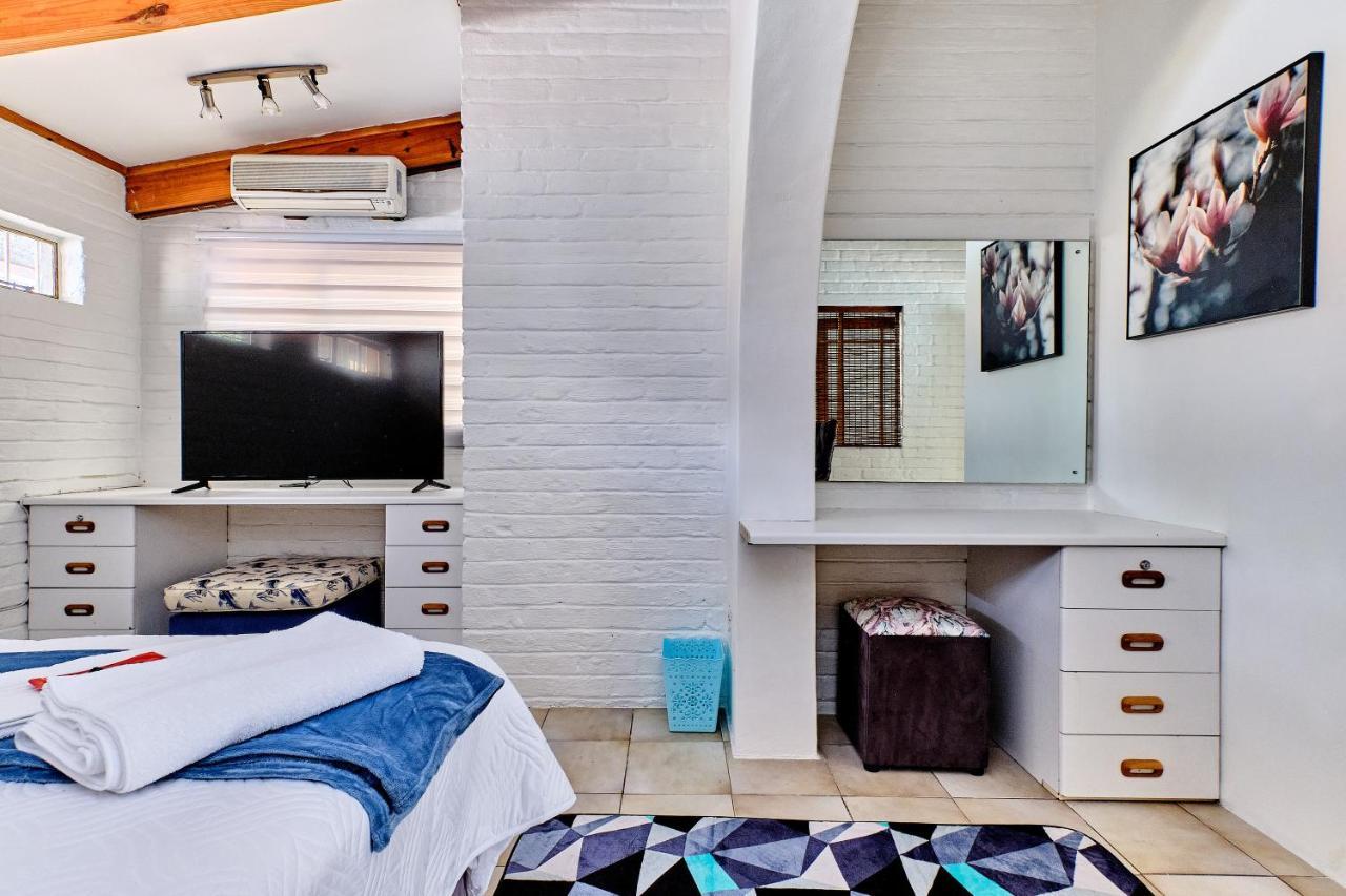 Charming House In Sandton With An Inverter *