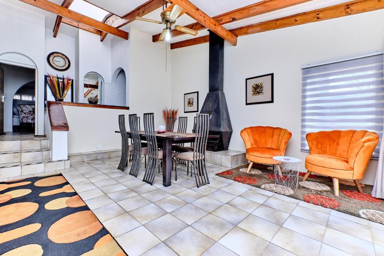 Holiday home Charming House In Sandton With An Inverter *