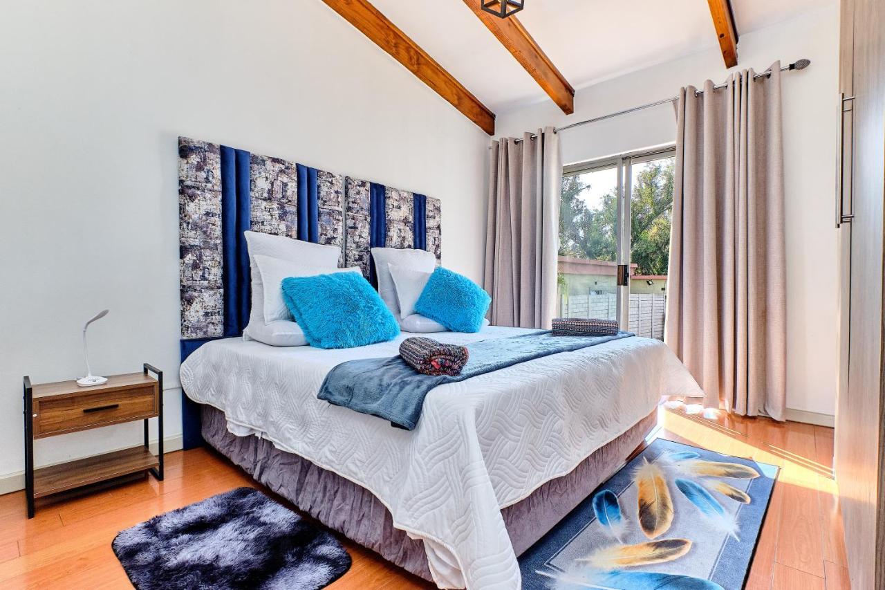Charming House In Sandton With An Inverter Holiday home