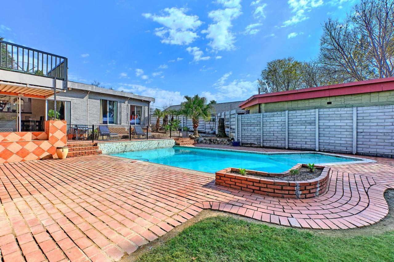 Charming House In Sandton With An Inverter Holiday home *