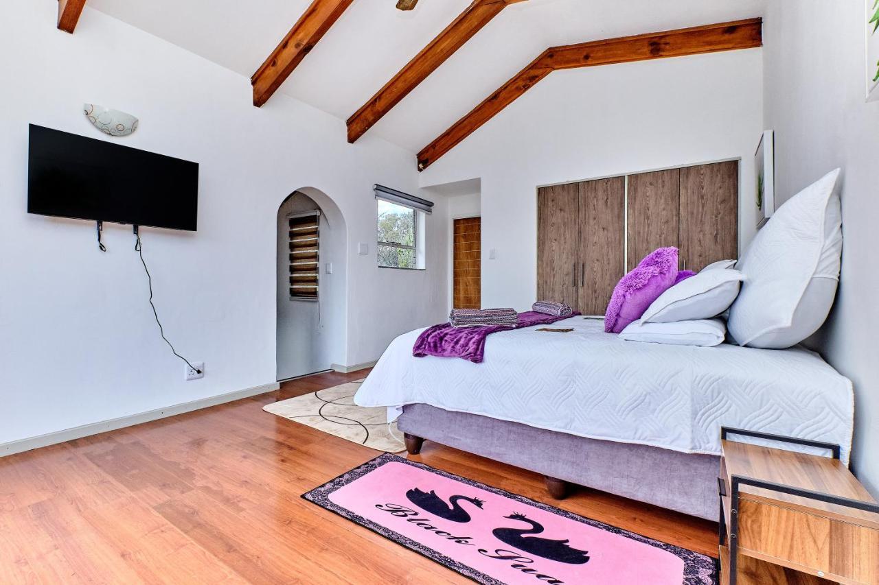 Charming House In Sandton With An Inverter * Johannesburg