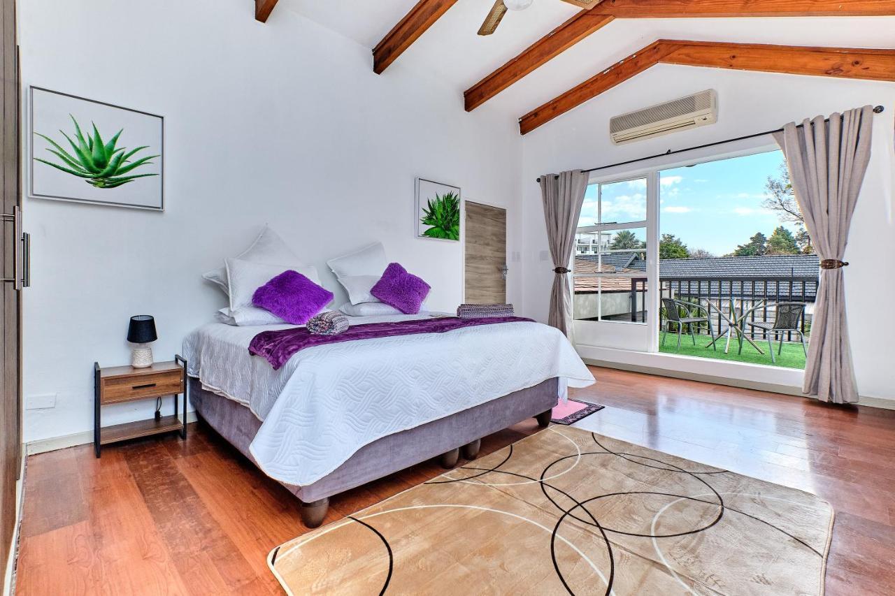 Holiday home Charming House In Sandton With An Inverter *