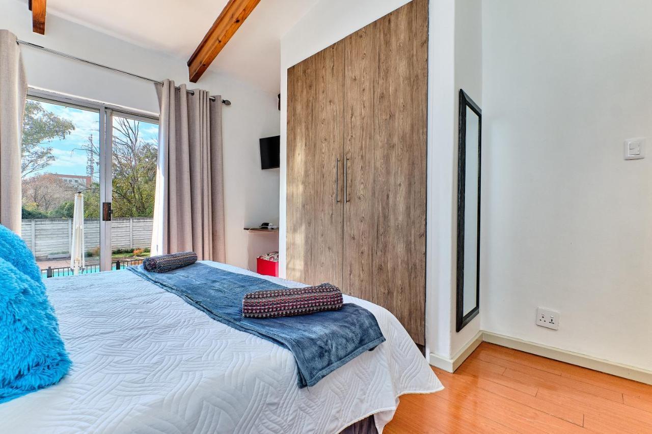 Holiday home Charming House In Sandton With An Inverter *