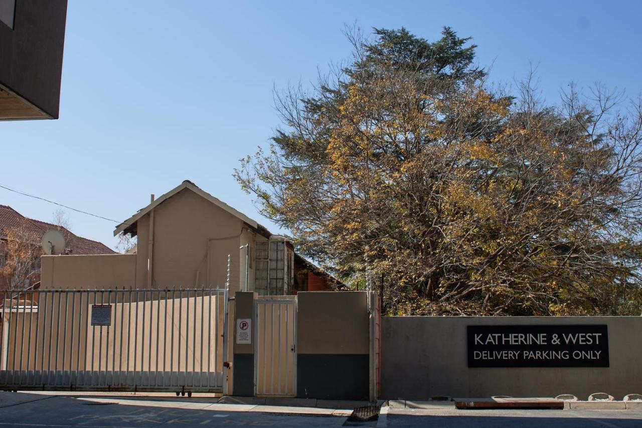 Apartment Sandton 2 Bed 2 Bath Back-up Inverter Johannesburg