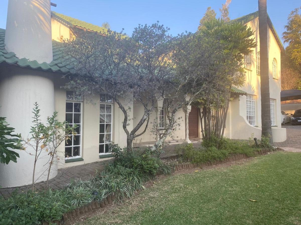 Safari -beautiful 3 Bedrooms, 10-seater Dining , Tv Room, Garden & Pool Apartment Johannesburg