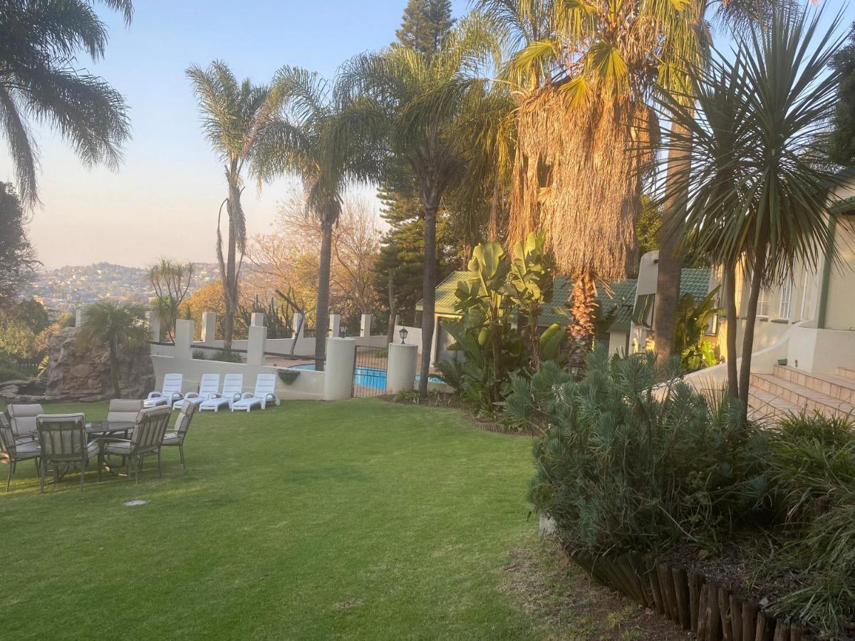 Safari -beautiful 3 Bedrooms, 10-seater Dining , Tv Room, Garden & Pool