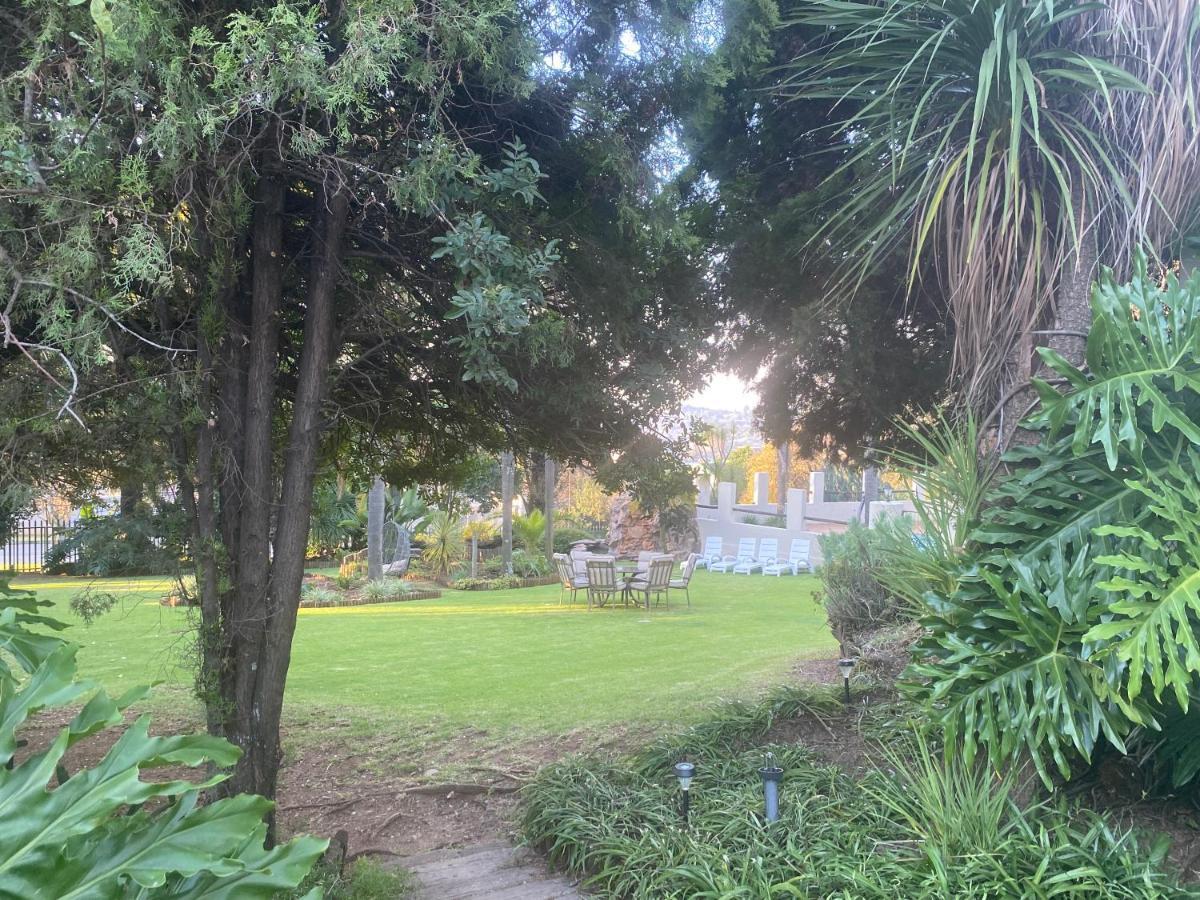Safari -beautiful 3 Bedrooms, 10-seater Dining , Tv Room, Garden & Pool