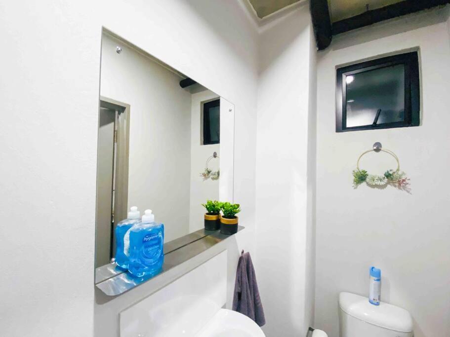 Cozy Escape Bachelor In Maboneng + Uncapped Wi-fi. *