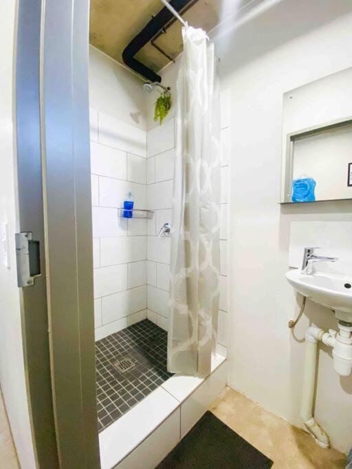 Cozy Escape Bachelor In Maboneng + Uncapped Wi-fi. Apartment