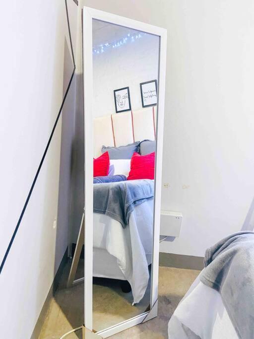 Apartment Cozy Escape Bachelor In Maboneng + Uncapped Wi-fi.