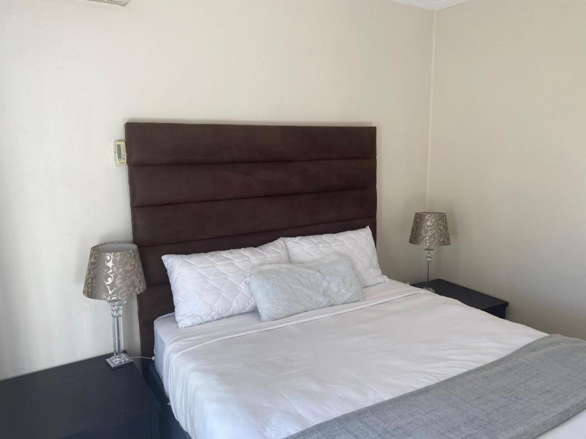 Safari -beautiful 3 Bedrooms, 10-seater Dining , Tv Room, Garden & Pool Johannesburg