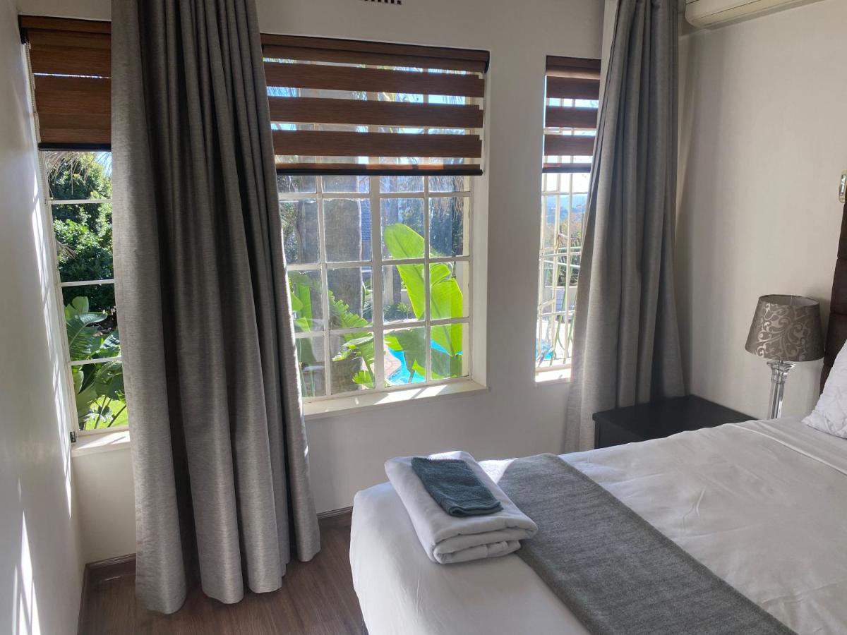 Safari -beautiful 3 Bedrooms, 10-seater Dining , Tv Room, Garden & Pool * Johannesburg