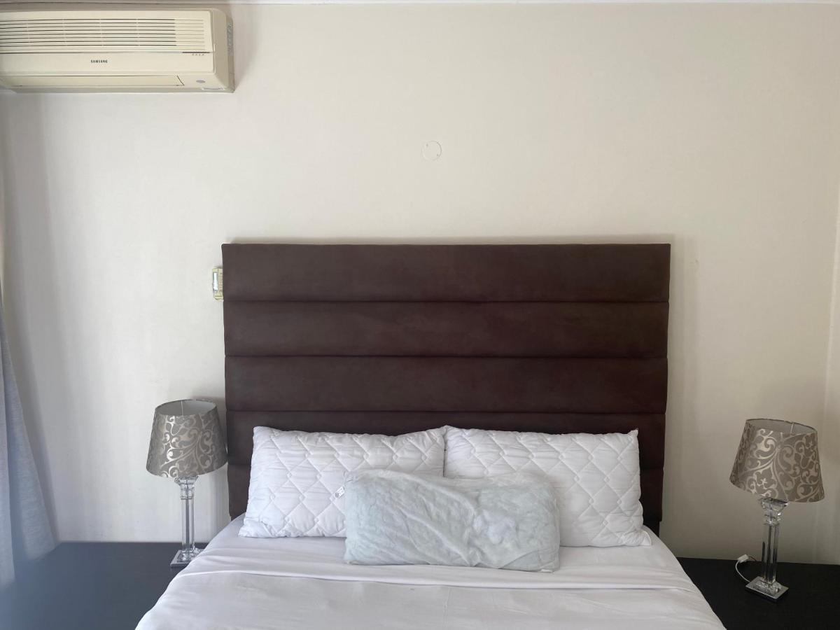 Safari -beautiful 3 Bedrooms, 10-seater Dining , Tv Room, Garden & Pool * Johannesburg