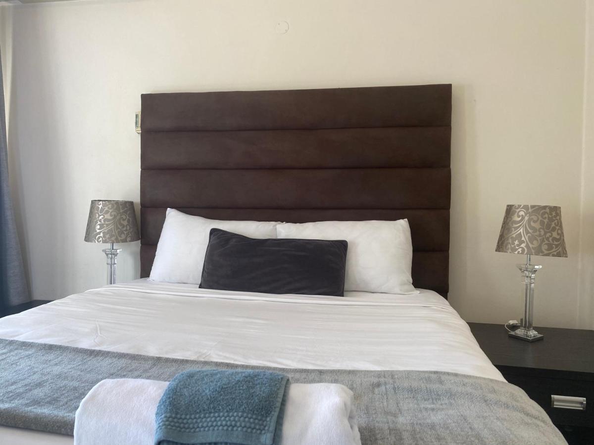 Safari -beautiful 3 Bedrooms, 10-seater Dining , Tv Room, Garden & Pool