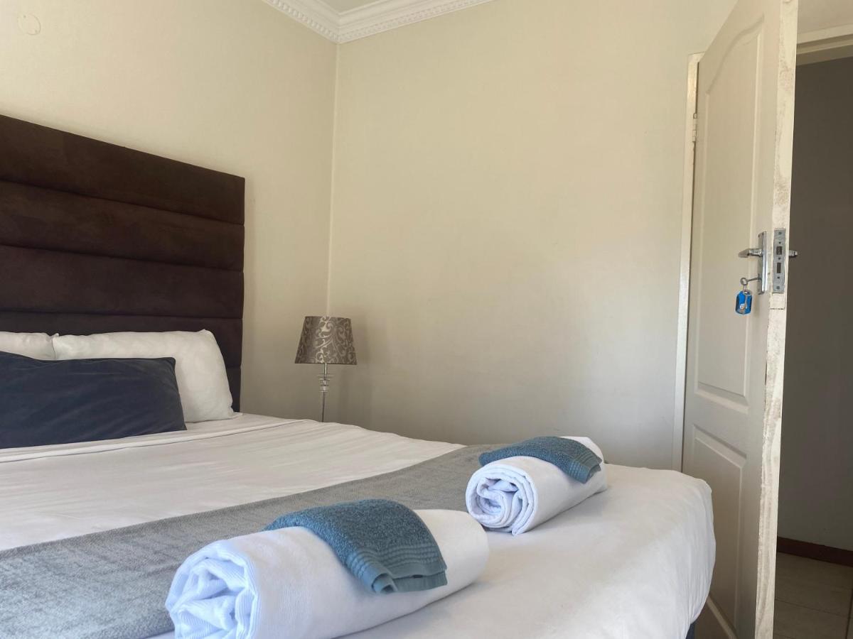 Safari -beautiful 3 Bedrooms, 10-seater Dining , Tv Room, Garden & Pool