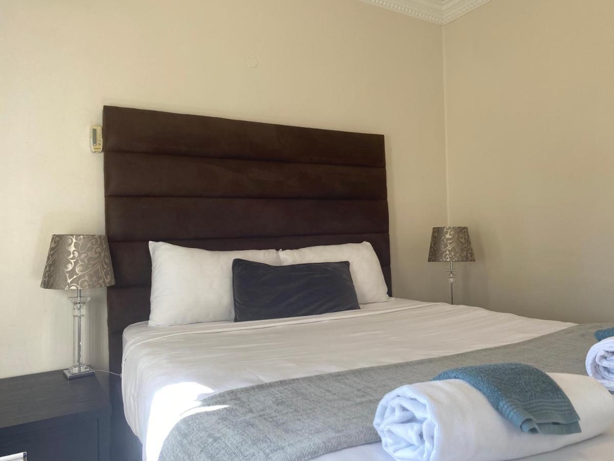 Safari -beautiful 3 Bedrooms, 10-seater Dining , Tv Room, Garden & Pool