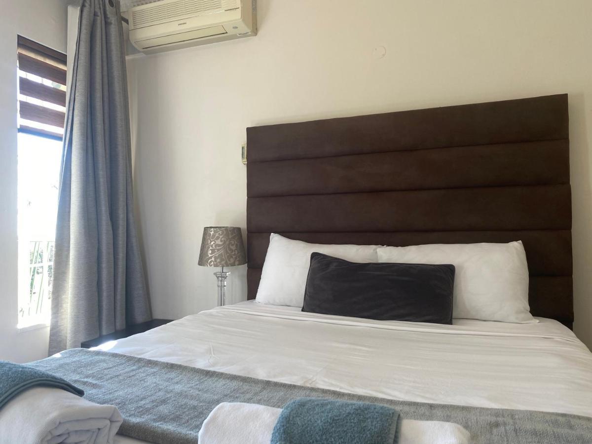 Safari -beautiful 3 Bedrooms, 10-seater Dining , Tv Room, Garden & Pool * Johannesburg