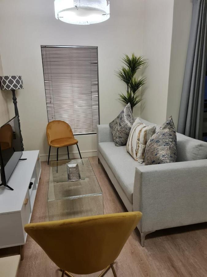 Modern One Bedroom In Rivonia Căn hộ *