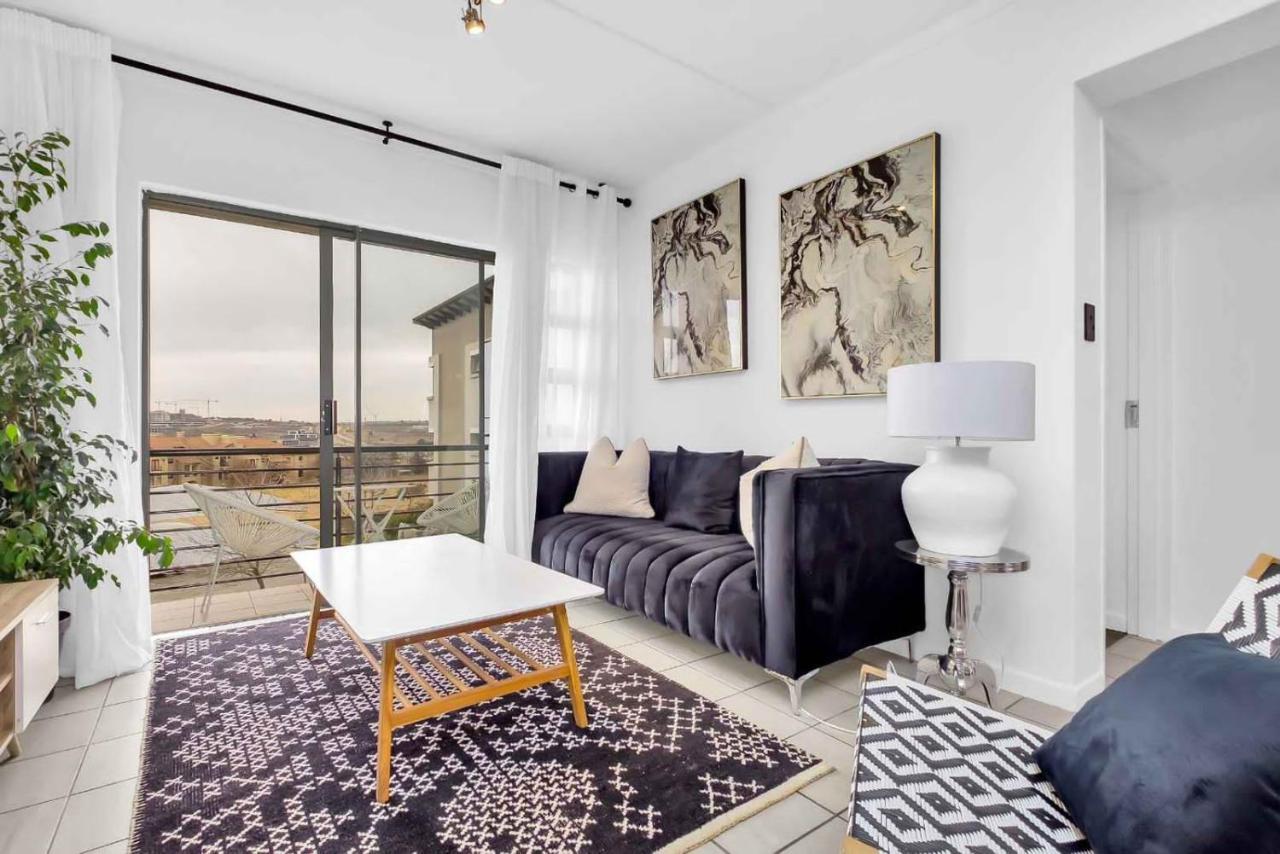 Lush 2 Bed, 2 Bath In Dainfern With Back Up Power *