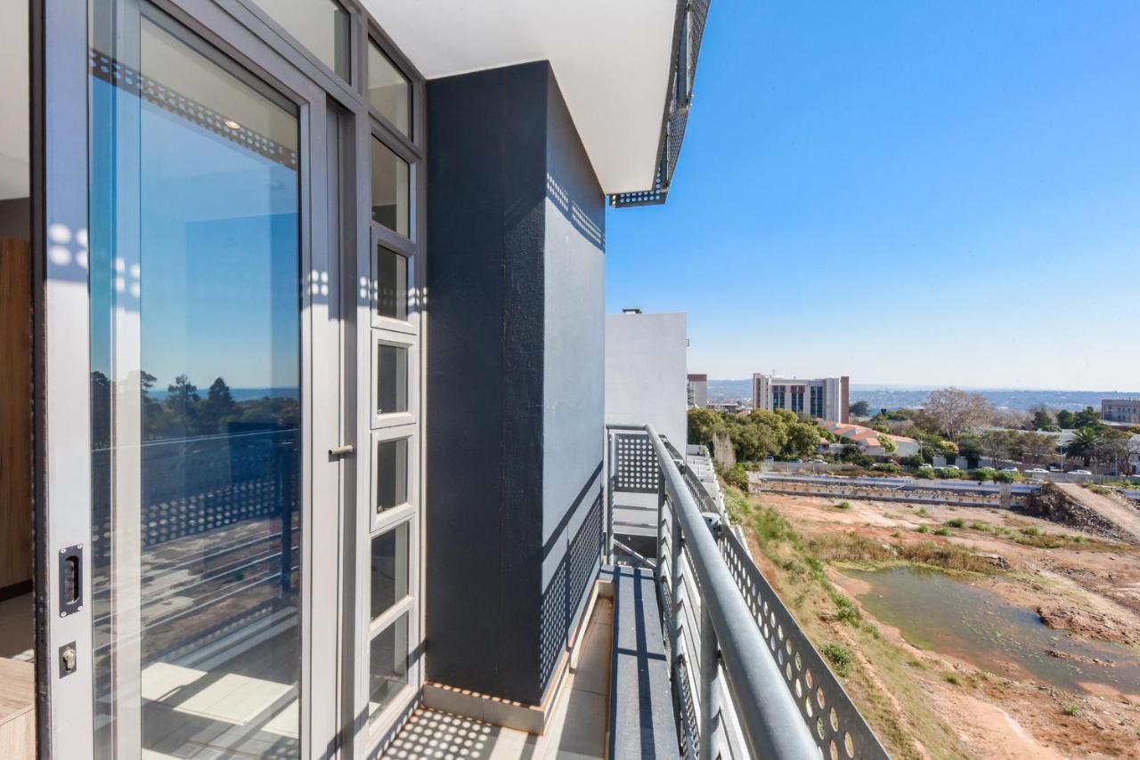 The Median Rosebank Luxury - Building With Generator * Johannesburg