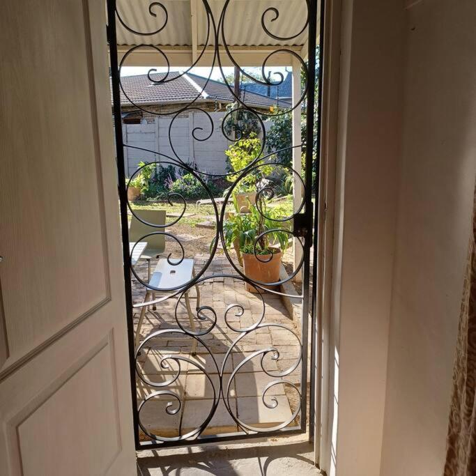 Căn hộ Craighall Park Comfortable Own Entrance Eateries Close Johannesburg