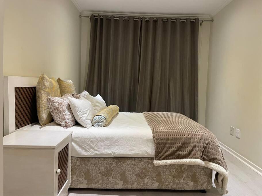 Urban Oasis With Park Views In Sandton, Apartment