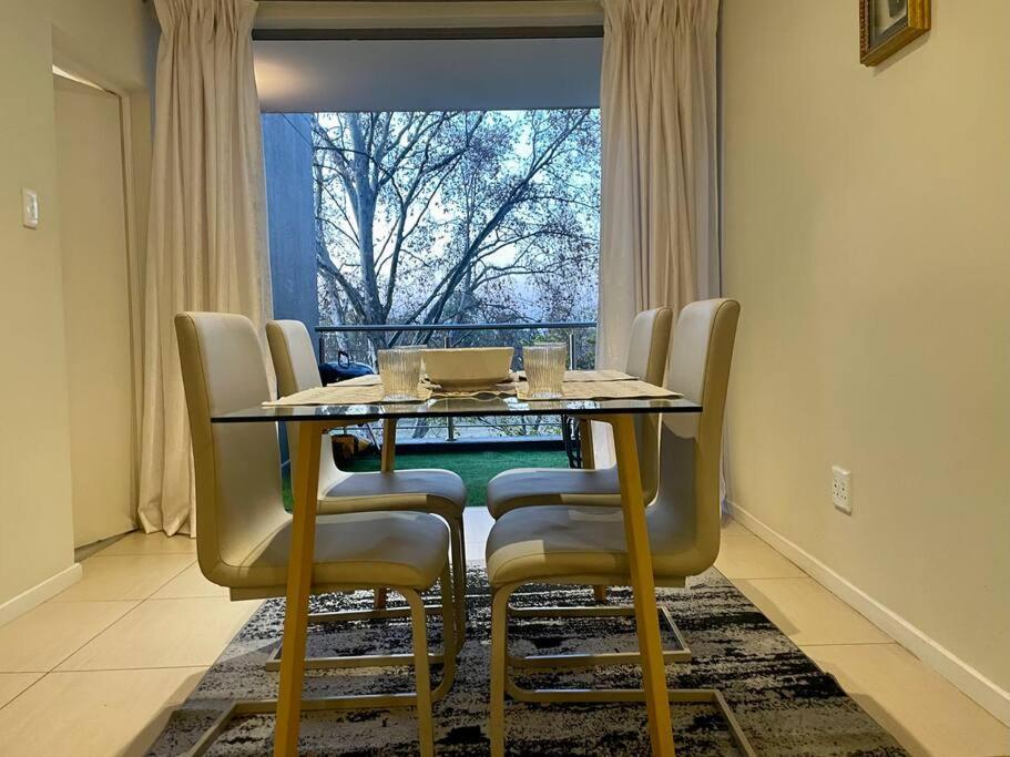 Urban Oasis With Park Views In Sandton, Apartment Johannesburg