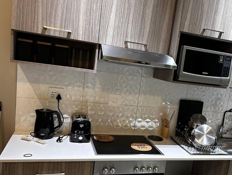 Neat And Cozy In Rosebank With Unlimited Wi-fi And Backup Power Johannesburg