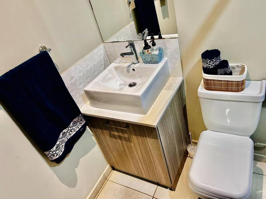 Căn hộ Neat And Cozy In Rosebank With Unlimited Wi-fi And Backup Power Johannesburg