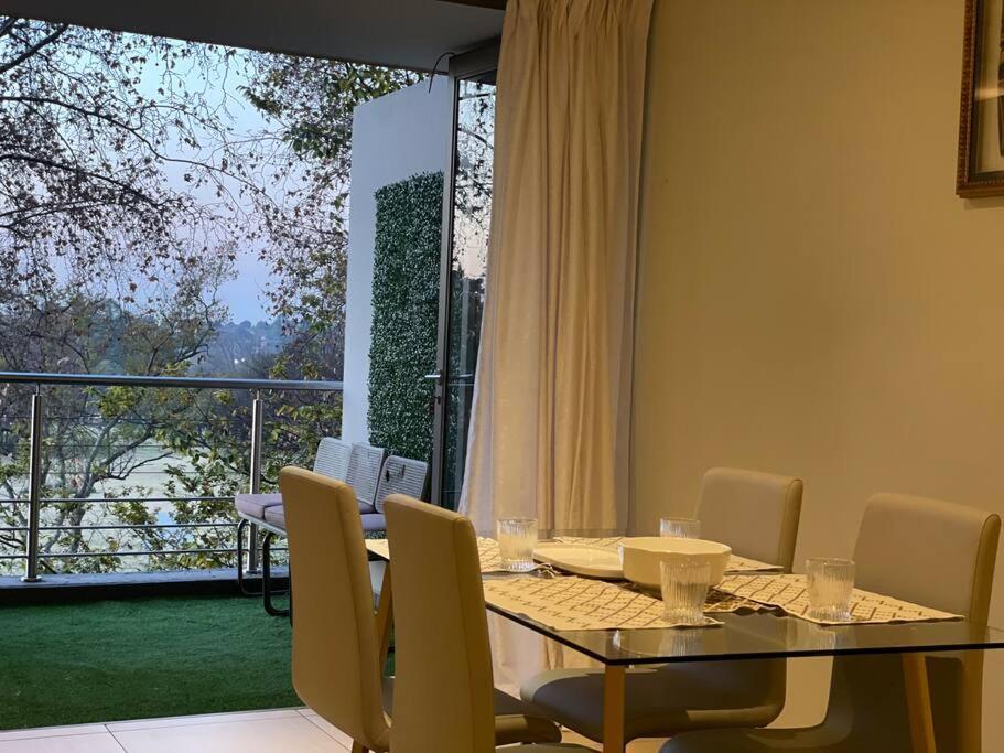 Apartment Urban Oasis With Park Views In Sandton, Johannesburg